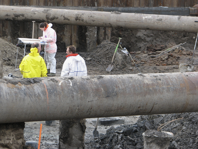 905507 Afbeelding van enkele archeologen aan het werk tijdens een archeologisch onderzoek in een bouwput op het Ledig ...
